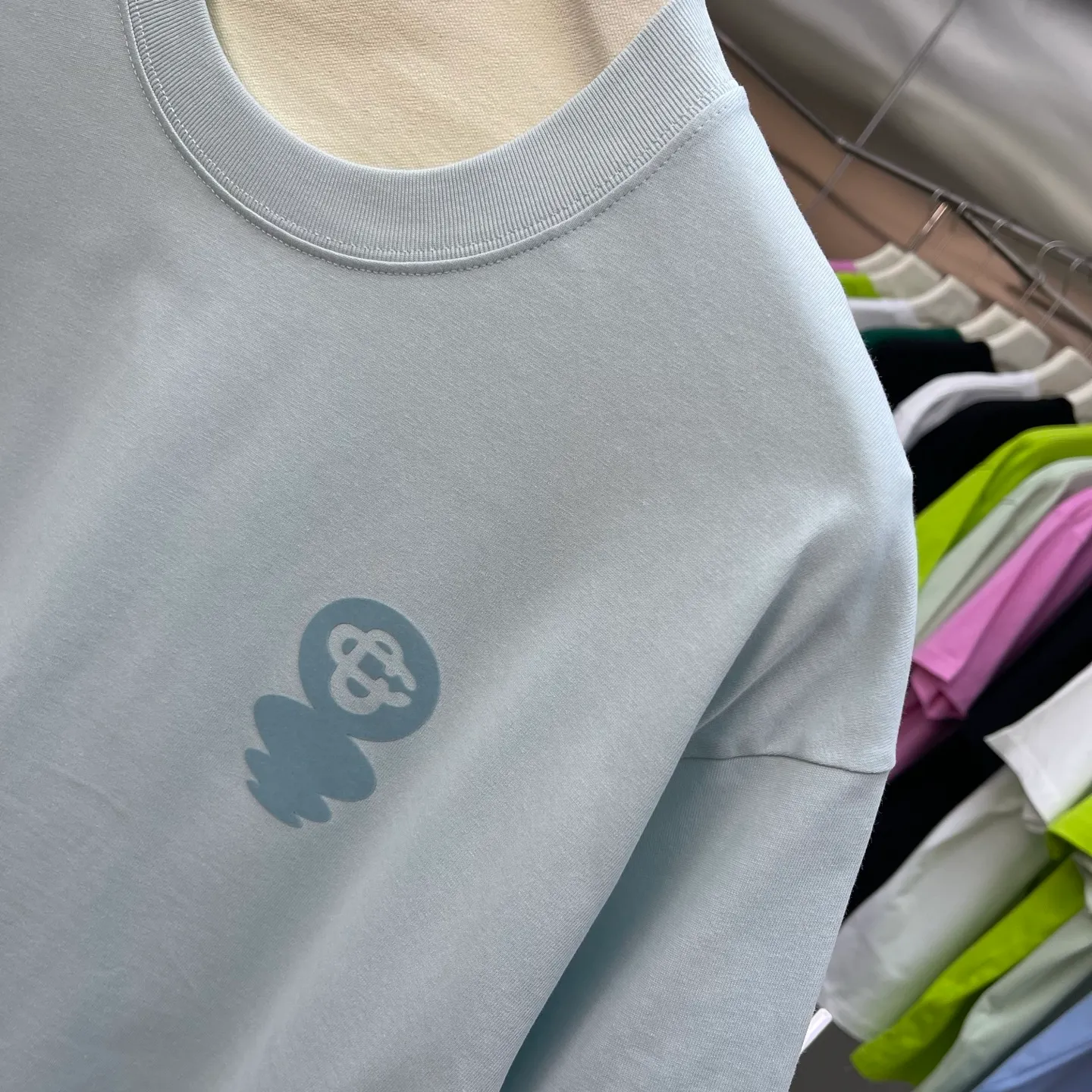 New Arrival Casablanca Casablanca Classic Series flocked short-sleeved T-shirt for celebrity wear. It is made of Xinjiang long-staple cotton ~ grams. The color of the fabric is custom-dyed and will not shrink or fade. It feels comfortable and has a strong texture. A must-have for fashionable men and women, the Classic drop-shoulder wide version is available exclusively in In Stock! Color: White Black Light Blue Royal Blue (4 colors) Size: S M L XL XXL